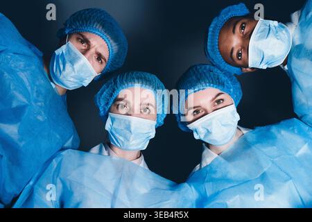 Ärzte in Betrieb Theater am Patienten suchen Stockfoto