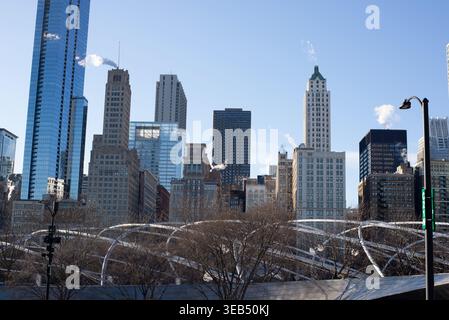 Chicago, IL, USA – 14. Dezember 2025: Skyline der Innenstadt von Chicago mit modernen Wolkenkratzern und urbaner Architektur an einem klaren Wintertag Stockfoto