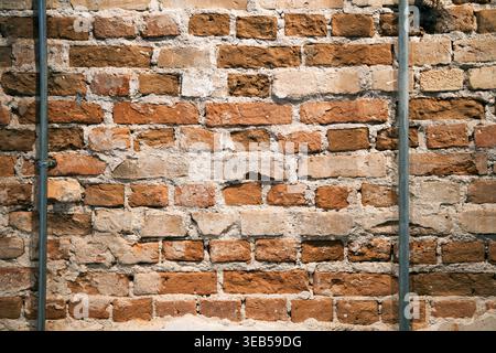 Ziegelmauer, Rohrleitung, Ziegelwände, Rohrleitungen Stockfoto