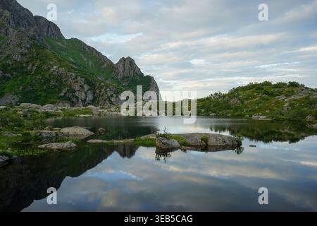Abendliche Reflexionen im Heiavatnet See, Lofoten Inseln, Norwegen Stockfoto