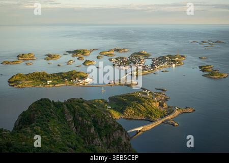 Panoramablick auf Henningsvær, Lofoten-Inseln, Norwegen Stockfoto