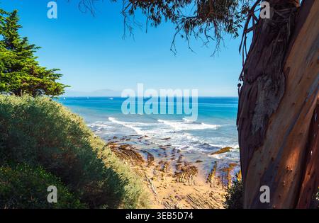 Santa Barbara Kalifornien Küstenblick mit Meereswellen und felsiger Küste unter klarem blauen Himmel Stockfoto