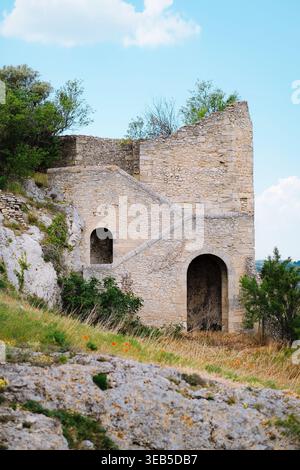 Avignon, Frankreich: Alter Steinturm und Außentreppe einer mittelalterlichen Festung unter blauem Himmel in Fort Saint-André. Stockfoto