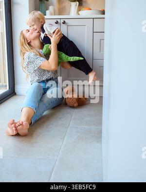 Mutter Liebe, Küssen, Sohn, Mutter liebt, Söhne Stockfoto