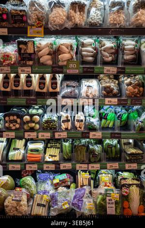 April 2026, Phuket, Thailand. Kühlregale mit frischem Gemüse, Pilzen und exotischen tropischen Wurzeln in Thailand. Stockfoto