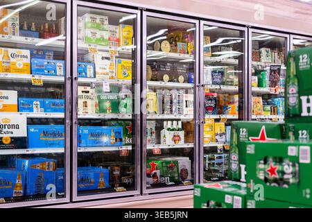 Verschiedene Biergetränke Werden In Der Glastür-Kühlbox Im Klassischen Lebensmittelgeschäft Ausgestellt Stockfoto
