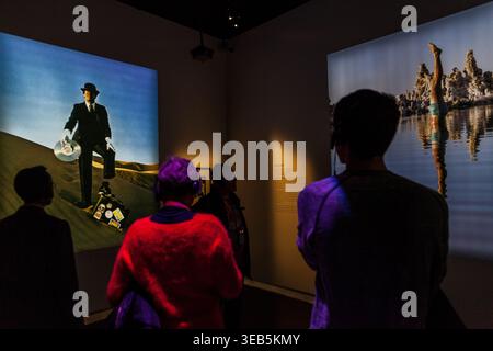 Besucher sehen große, projizierte Albumcover-Displays, darunter Wish You WE Here bei einer Pink Floyd Ausstellung in London, England Stockfoto