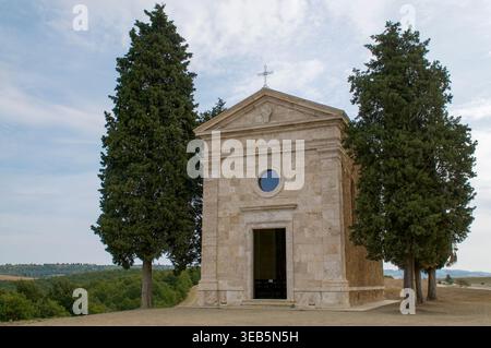 Vorderansicht der Vitaleta-Kapelle (Cappella della Madonna di Vitaleta) in San Quirico d'Orcia Toskana. Die kleine Kapelle wurde zum UNESCO-Weltkulturerbe erklärt Stockfoto