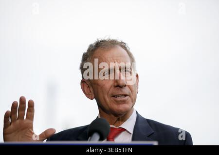 Santa Clara, Usa. April 2026. Der kalifornische Senator Bob Wieckowski spricht während einer Pressekonferenz am 22. April 2026 im Santa Clara Railroad Depot Museum und am Caltrain Bahnhof in Santa Clara, Kalifornien. Der demokratische Gesetzgeber befasste sich mit verkehrspolitischen Fragen, die das Pendlerbahnsystem der Bay Area betrafen. (Foto: Anda Chu/TNS/SIPA USA) Credit: SIPA USA/Alamy Live News Stockfoto