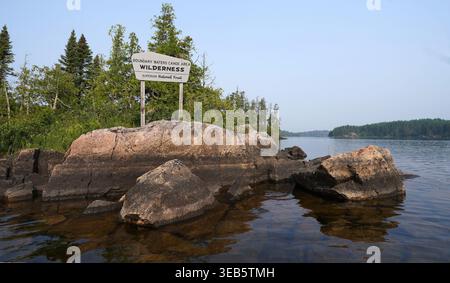 Am 28. April 2025 befindet sich am Seagull Lake in Cook County, Minnesota ein Schild, das den Eingang zur Boundary Waters Canoe Area Wilderness markiert. Das Wildnisgebiet im Superior National Forest erstreckt sich über eine Million Hektar entlang der Grenze zwischen Minnesota und Kanada und zieht jährlich Tausende von Kanufahrern und Campern an. (Foto: Anthony Souffle/TNS/SIPA USA) Stockfoto