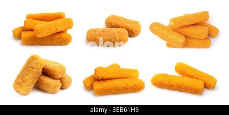 Köstliche gebratene Käsestäbchen isoliert auf weiß, Set Stockfoto
