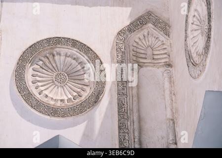 Blick auf komplizierte Steinschnitzereien und runde Medaillons an den historischen Mauern der Al-Azhar Moschee in Kairo, Ägypten. Stockfoto