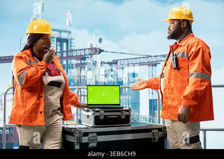 Green Screen Mockup Laptop-Software, die von Bohrgeräteexperten zur Erkennung von Anomalien verwendet wird. Mitarbeiter von Offshore-Plattformen verwenden Chroma Key-Notebook-Anwendungen zur Fernsteuerung von Systemen Stockfoto