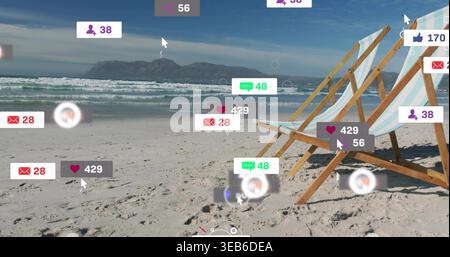 Mit zwei hölzernen Liegestühlen am Sandstrand mit schwimmenden Sozialabzeichen, Kopierbereich Stockfoto