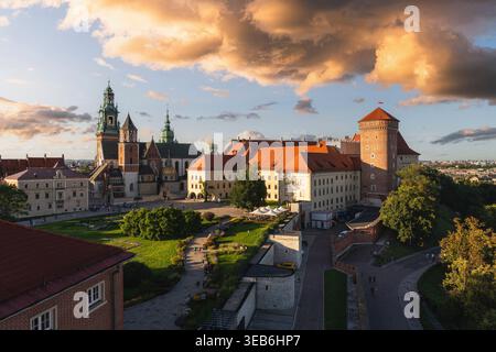 Hochwinkelansicht des historischen Königsschlosses Wawel und der Kathedrale Wawel unter einem dramatischen Sturmhimmel mit stimmungsvollen Wolken in Krakau, Kleinpolen Stockfoto