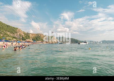 Santa marta, kolumbien - noviembre 02, 2025 playa blanca Beach in santa marta, kolumbien, bietet einen überfüllten Sommerblick mit Leuten, die die Karibische genießen Stockfoto