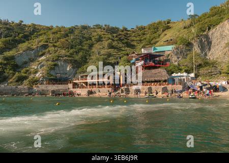 Santa marta, kolumbien - Noviembre 02, 2025 Touristen genießen den Strand playa blanca und finden Entspannung und Abenteuer auf der beliebten santa marta Destinatio Stockfoto