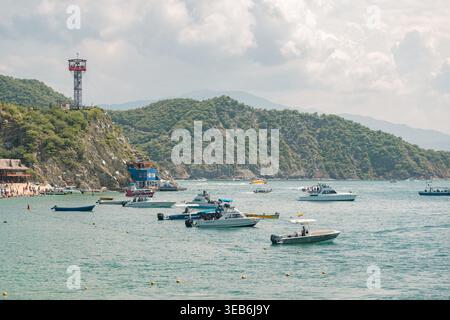 Santa marta, kolumbien - noviembre 02, 2025 rodadero Bay in santa marta, kolumbien, mit zahlreichen Booten, tropischen Bergen und Strandaktivitäten Stockfoto
