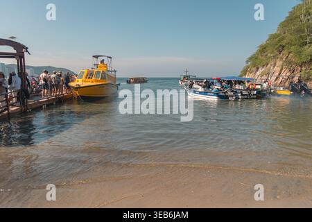 Santa marta, kolumbien - noviembre 02, 2025 Gruppe an Bord einer Fähre mit Holzdock in rodadero, santa marta, kolumbien, durch türkisfarbene karibik wa Stockfoto