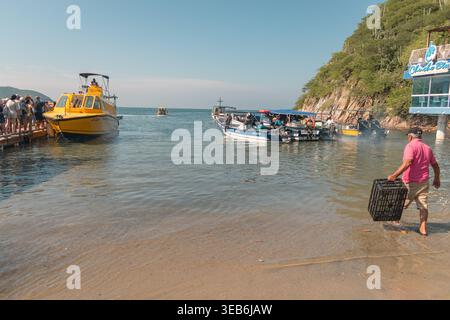 Santa marta, kolumbien - noviembre 02, 2025 Personen an Bord und Ausstieg in die Ausflugsboote am el rodadero Beach, santa marta - sonnige tropische Küste mit Stockfoto