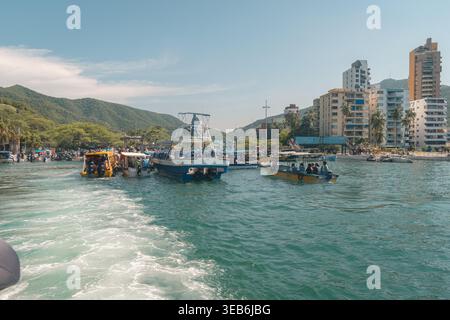 Santa marta, kolumbien - noviembre 02, 2025 Boote füllen die Bucht in rodadero, santa marta, kolumbien, vor dem Hintergrund der Berge und der modernen Küste Stockfoto