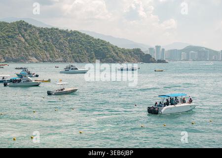 Santa marta, kolumbien - Noviembre 02, 2025 zahlreiche Boote mit Menschen, die Freizeitaktivitäten auf dem Meer in der Nähe der Küste von santa marta genießen, ein beliebtes Stockfoto