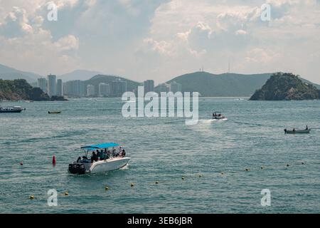 Santa marta, kolumbien - Noviembre 02, 2025 Boote fahren auf dem türkisfarbenen karibischen Meer und genießen Sommerurlaub mit einer modernen Skyline der Stadt und grünen Bergen Stockfoto
