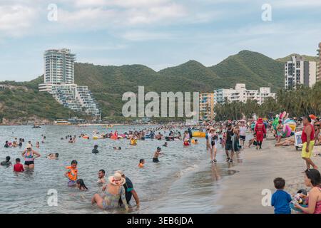 Santa marta, kolumbien - Noviembre 02, 2025 Touristen und Einheimische genießen einen geschäftigen Tag am el rodadero Beach in santa marta, kolumbien, Schwimmen, Wandern, an Stockfoto