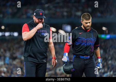 Toronto, Kanada. April 2026. John Schneider Manager von Toronto Blue Jays geht mit Nathan Lukes #38 von Toronto Blue Jays nach einem Unfall gegen Cleveland Guardians im Rogers Centre während des Spiels zwischen Toronto Blue Jays und Cleveland Guardians zum Dugout. Am 24. April 2026 in Toronto, Ontario, Kanada. (Foto: Leonardo Ramirez/Eyepix Group) Credit: Eyepix Group/Alamy Live News Stockfoto