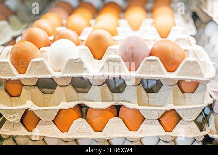 Braune Hühnereier in Kartonbehältern im Supermarkt. Wirtschaftskrise, steigende Preise Stockfoto
