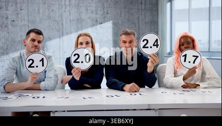 Die Juroren Bei Der Talent Show Diskutieren Niedrige Punktzahlen, Während Sie Sich Leistung Ansehen. Stockfoto