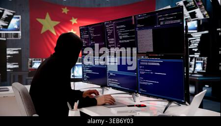 Junge männliche Hacker Coding vor Dem Hintergrund der chinesischen Nationalflagge Stockfoto