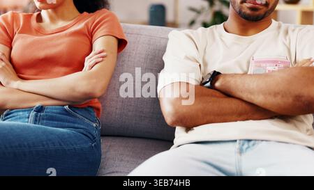 Überkreuzte Arme, Paare und Konflikte zu Hause, Wut oder Spannung mit Eheproblemen auf der Couch. Frau, Mann und Scheidungsrisiko mit Beziehungsstreit Stockfoto