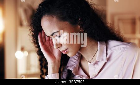 Frustriert, Frau oder Nacht mit Kopfschmerzen zu Hause wegen überlastetem Druck, Deadline oder Stress. Müde, weibliche Person oder freiberuflich arbeitende Person, die spät mit ihr arbeitet Stockfoto