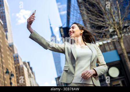Eine junge Geschäftsfrau macht Selfie in manhattan, New york City Stockfoto