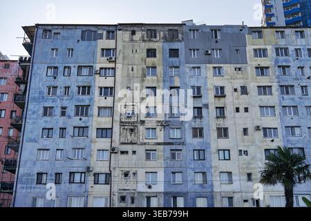 Batumi, georgia 21. april 2026: Verwitterter mehrstöckiger Wohnblock aus sowjetischer Zeit in batumi, georgia, mit einer brutalistischen Betonfassade, Balkonen und Stockfoto