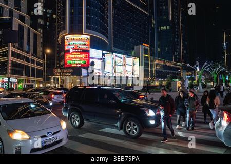Batumi, georgia 21. april 2026: batumi, georgia, nächtliche Stadtlandschaft mit dem milliardenschweren Hotel & Casino, belebtem Straßenverkehr und Fußgänger-cros Stockfoto