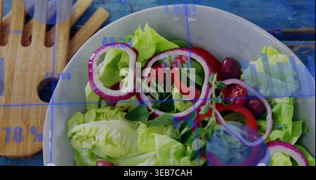 Eine Schüssel mit Buttersalat auf blauer Tischplatte mit Holzservern und HUD-Überzügen Stockfoto