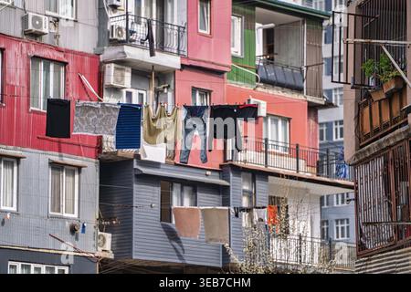 Batumi, georgia 21. april 2026: Wäscherei hängt an Außenlinien zwischen farbenfrohen Fassaden von Wohngebäuden und zeigt das urbane Leben in Fledermaus Stockfoto