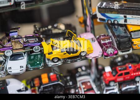 Batumi, georgia 21. april 2026: Miniatur-die-Cast-Autokollektion in Regalen, in der Vintage und moderne Modelle in bunten Einzelhandelsgeschäften präsentiert werden Stockfoto