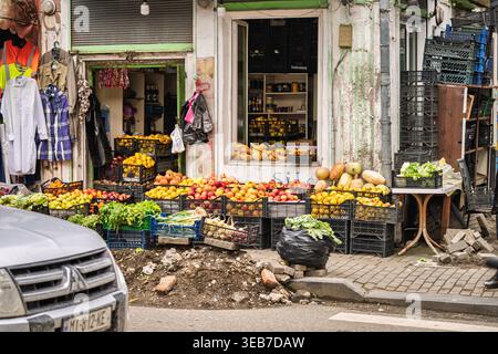 Batumi, georgia 21. april 2026: Straßenmarkt im Freien in batumi, georgia, mit verschiedenen frischen Früchten und Gemüse in Kisten auf einem Bürgersteig nebenan Stockfoto
