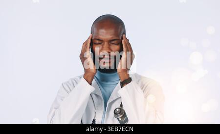 Schwarzer Mann, Arzt und Kopfschmerzen mit Stress im Studio wegen Druck auf weißem Hintergrund. Frustrierte, männliche Person oder medizinisches Fachpersonal mit Migräne oder Stockfoto