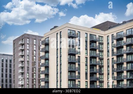 Moderne Apartmenthäuser vor blauem Himmel Stockfoto