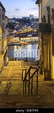 Erhöhter Blick von der Altstadt von Ribeira in der stimmungsvollen Abenddämmerung auf den Fluss Douro und die Stadt Vila Nova de Gaia, Porto, Portugal Stockfoto