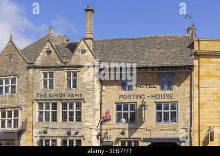 Houses, The Kings Arms, Hotel Posting House, Cotswold Stone, Stow-on-the-Wold, Die Cotswolds, England, Großbritannien Stockfoto