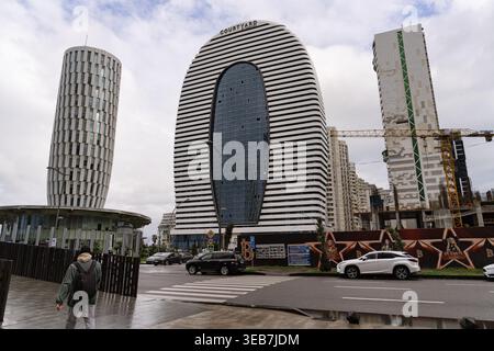 Batumi, georgia 21. april 2026: Moderne Architektur, darunter der Innenhof von marriott, prägt die Skyline der Stadt in batumi, georgia, mit fortlaufender Zusammenarbeit Stockfoto