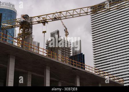 Batumi, georgia 21. april 2026: batumi, georgia, Stadtlandschaft mit Kränen, Betonkonstruktionen, Bewehrung und moderner Wolkenkratzerarchitektur darunter Stockfoto