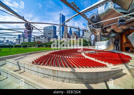 Chicago, IL, USA, 15. September 2024: Der Jay Pritzker Pavilion im Millennium Park mit Frank Gehrys legendären Edelstahlbändern und Overhea Stockfoto