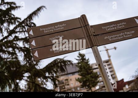 Batumi, georgia 21. april 2026: Das Richtungsschild batumi, georgia hilft Touristen, beliebte Attraktionen wie den Aquapark, das Delfinarium und den Archäologen zu finden Stockfoto