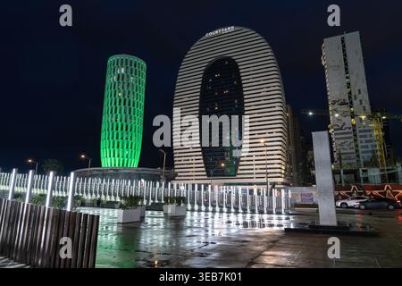 Batumi, georgia 21. april 2026: Nächtlicher Blick auf batumi, georgia, mit dem zeitgenössischen Allianzpalast und dem Innenhof von marriott-Gebäuden mit Vibr Stockfoto